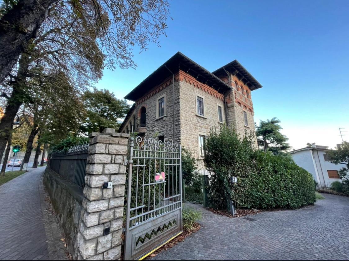 Bg Central Royal Suite Con Parcheggio - Vista Citta Alta Bergamo Bagian luar foto