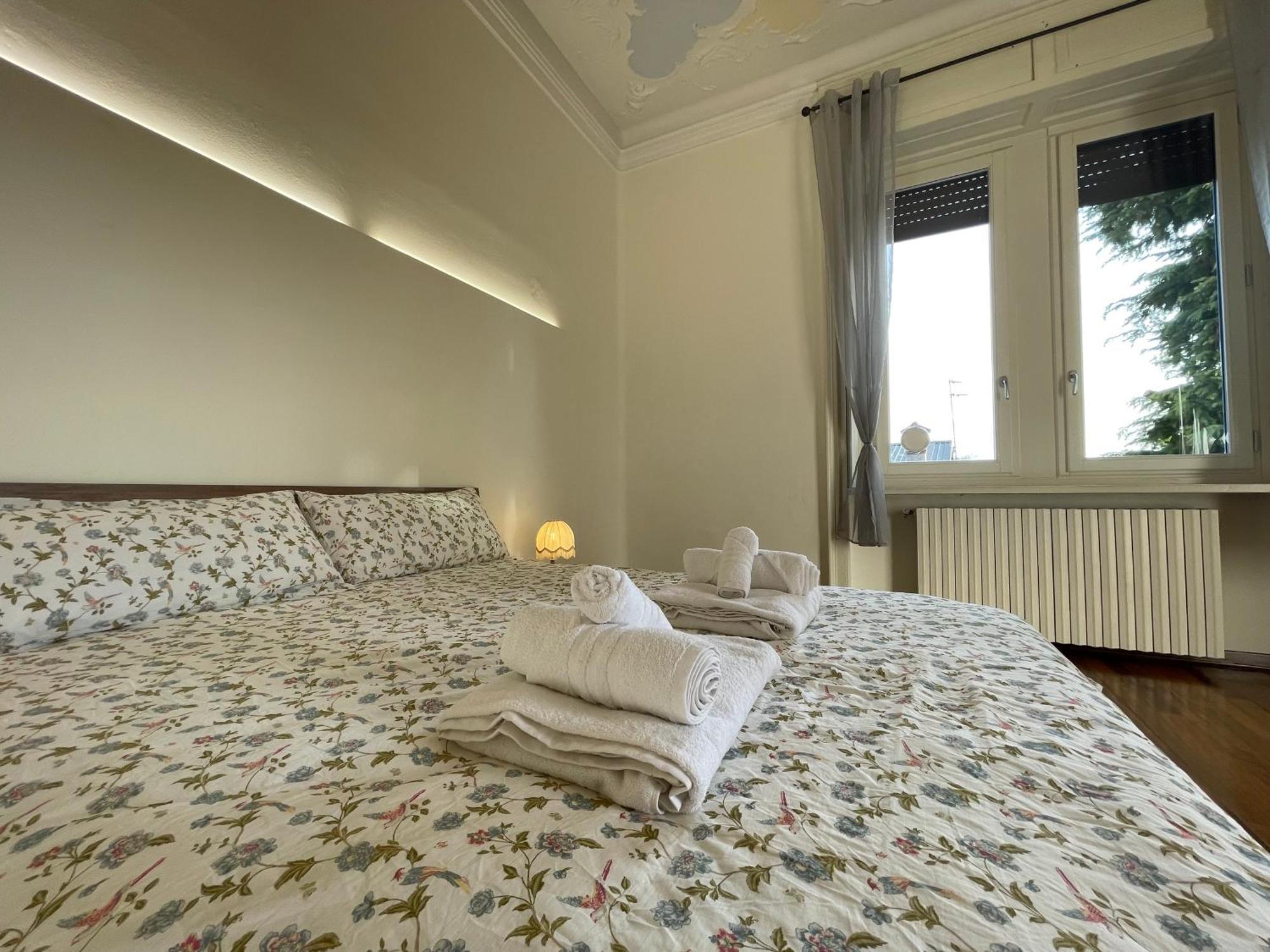 Bg Central Royal Suite Con Parcheggio - Vista Citta Alta Bergamo Bagian luar foto
