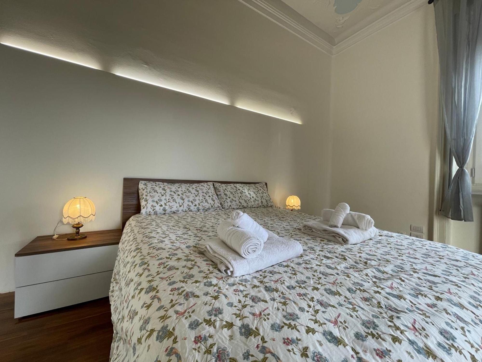 Bg Central Royal Suite Con Parcheggio - Vista Citta Alta Bergamo Bagian luar foto